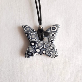 colgante mariposa negro blanco