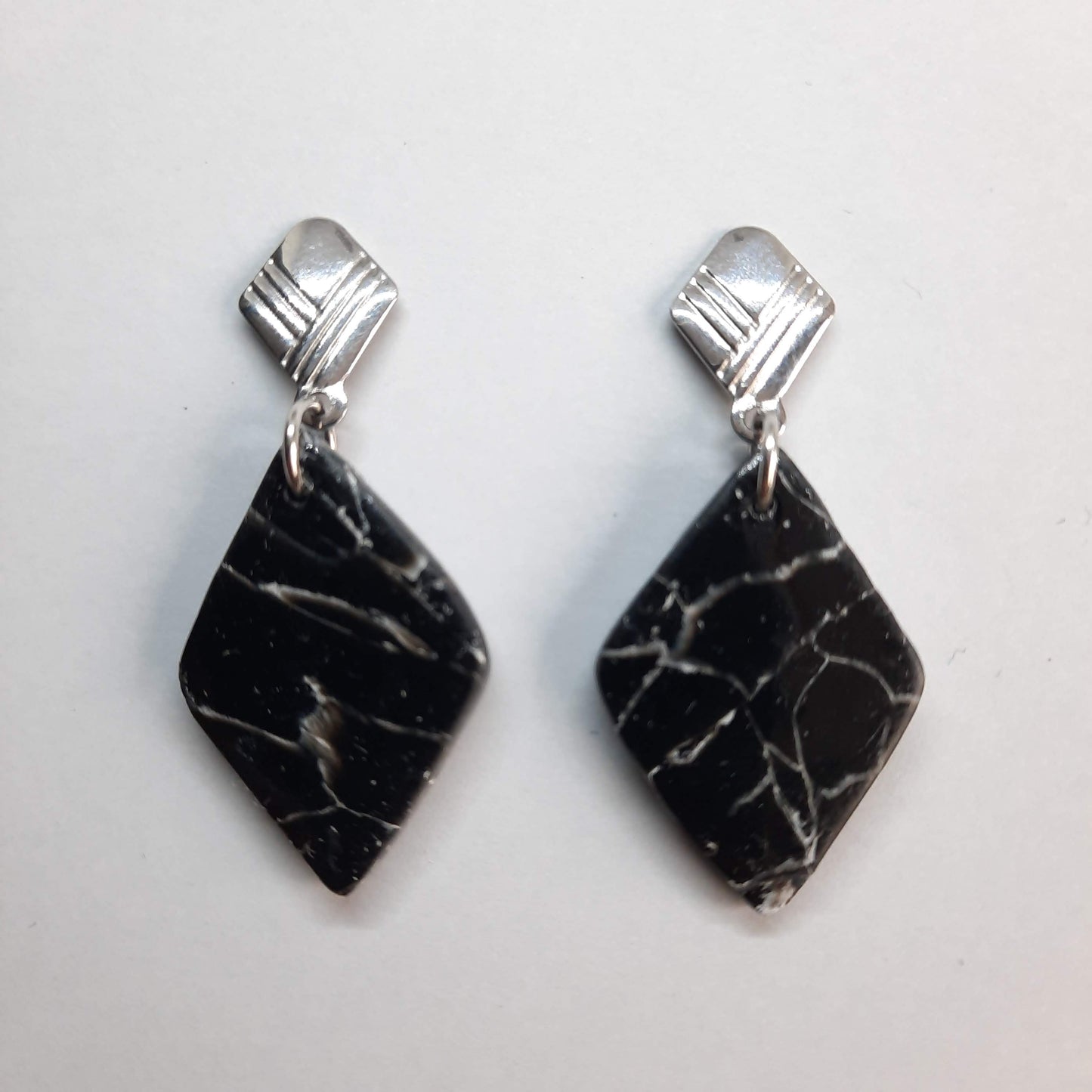 Pendientes Rombo Medianos Negro Mármol con Base Plateada