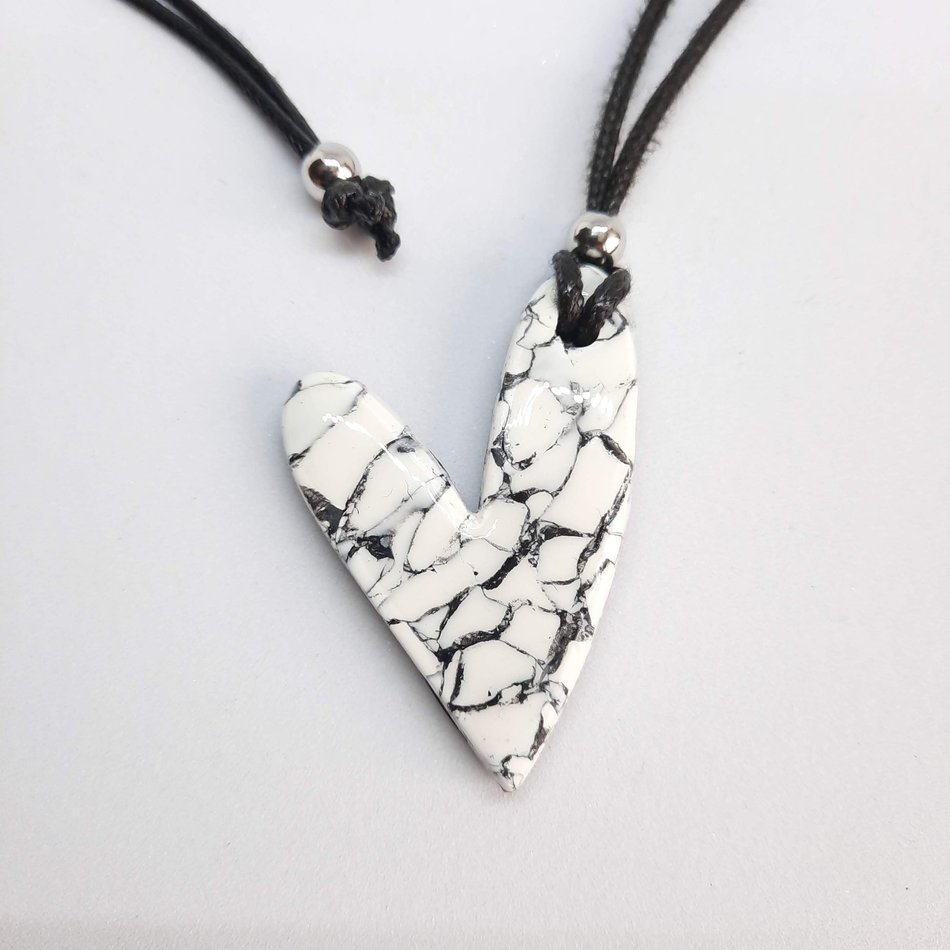 Colgante Corazón Delgado Blanco Mármol