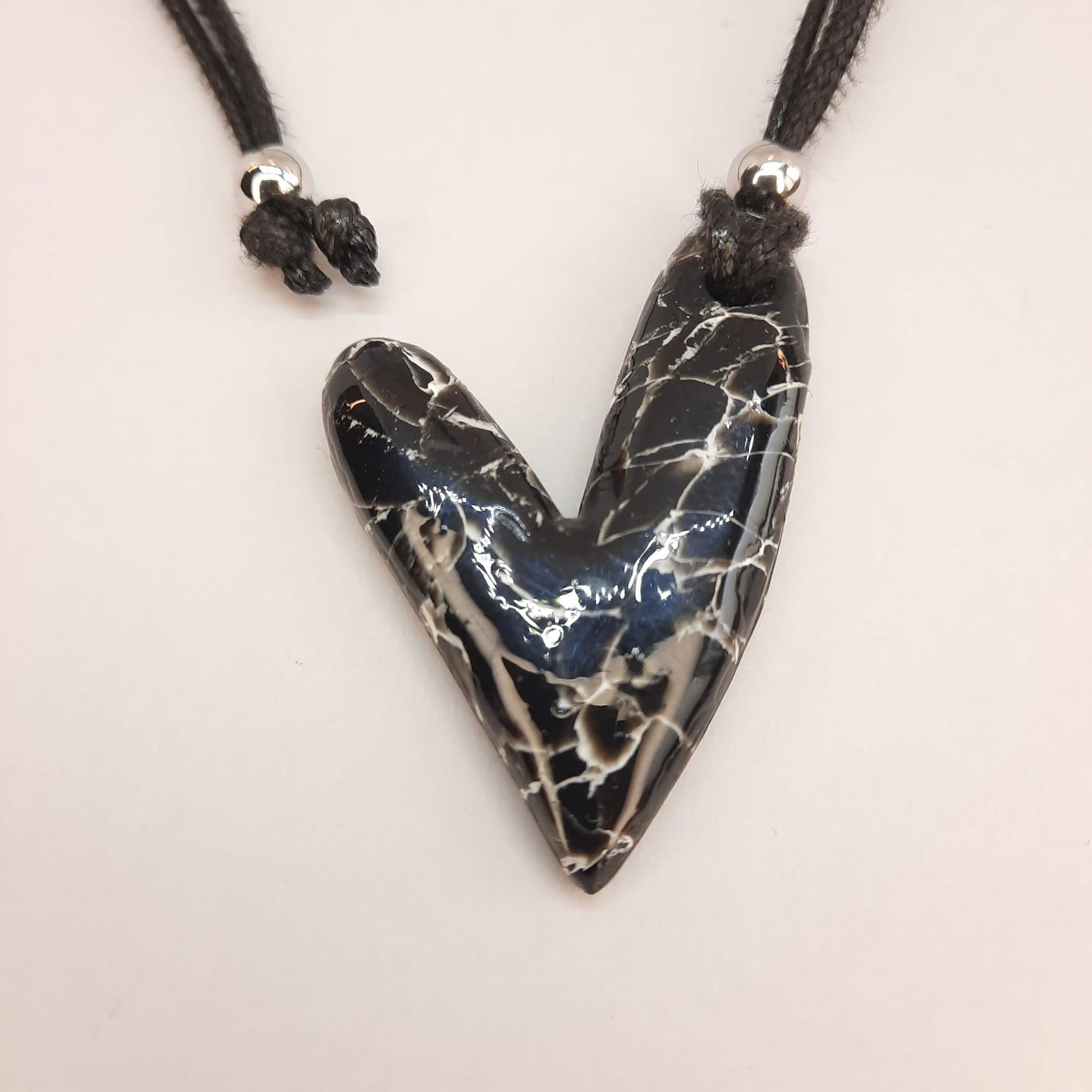 Colgante Corazón Delgado Negro Mármol