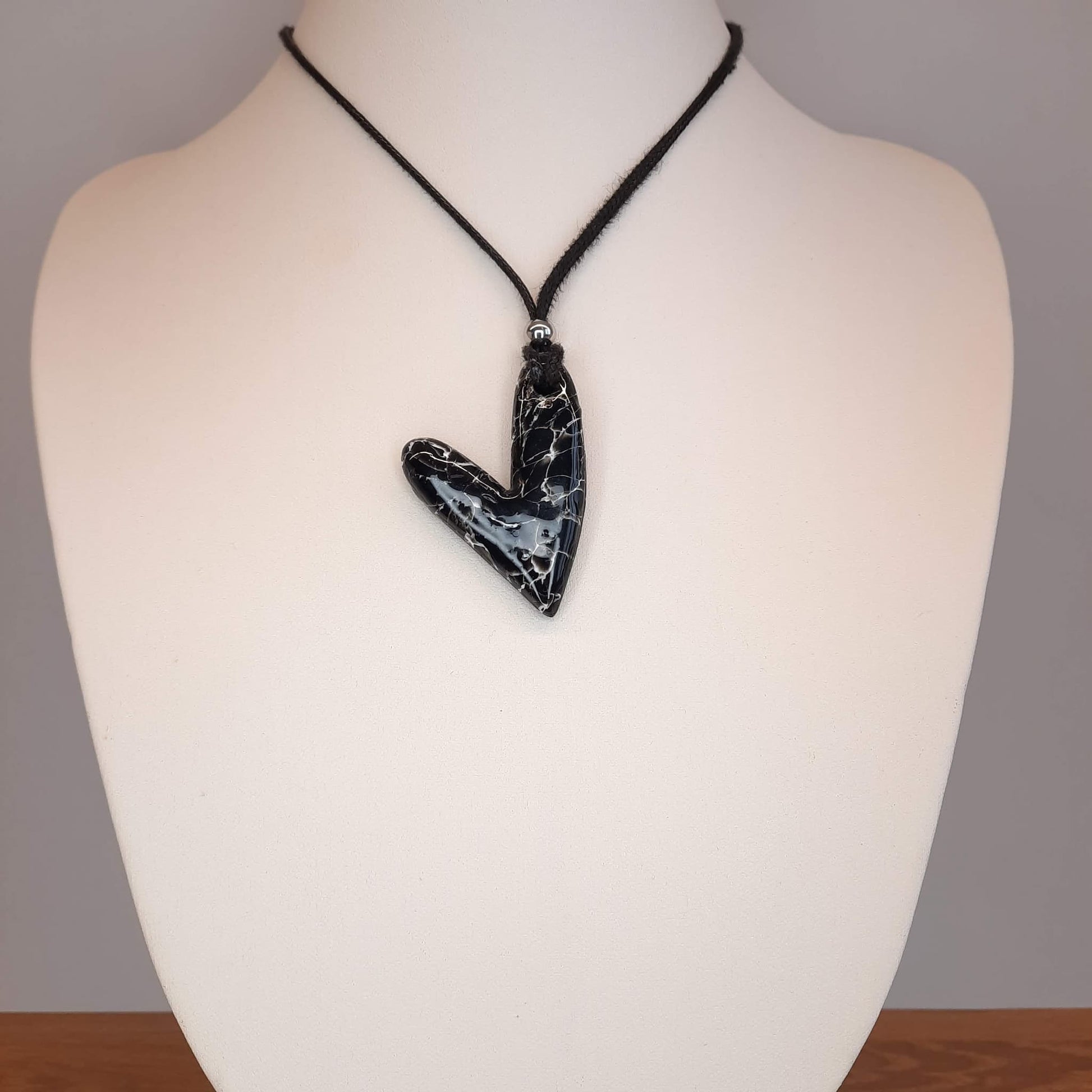 Colgante Corazón Delgado Negro Mármol