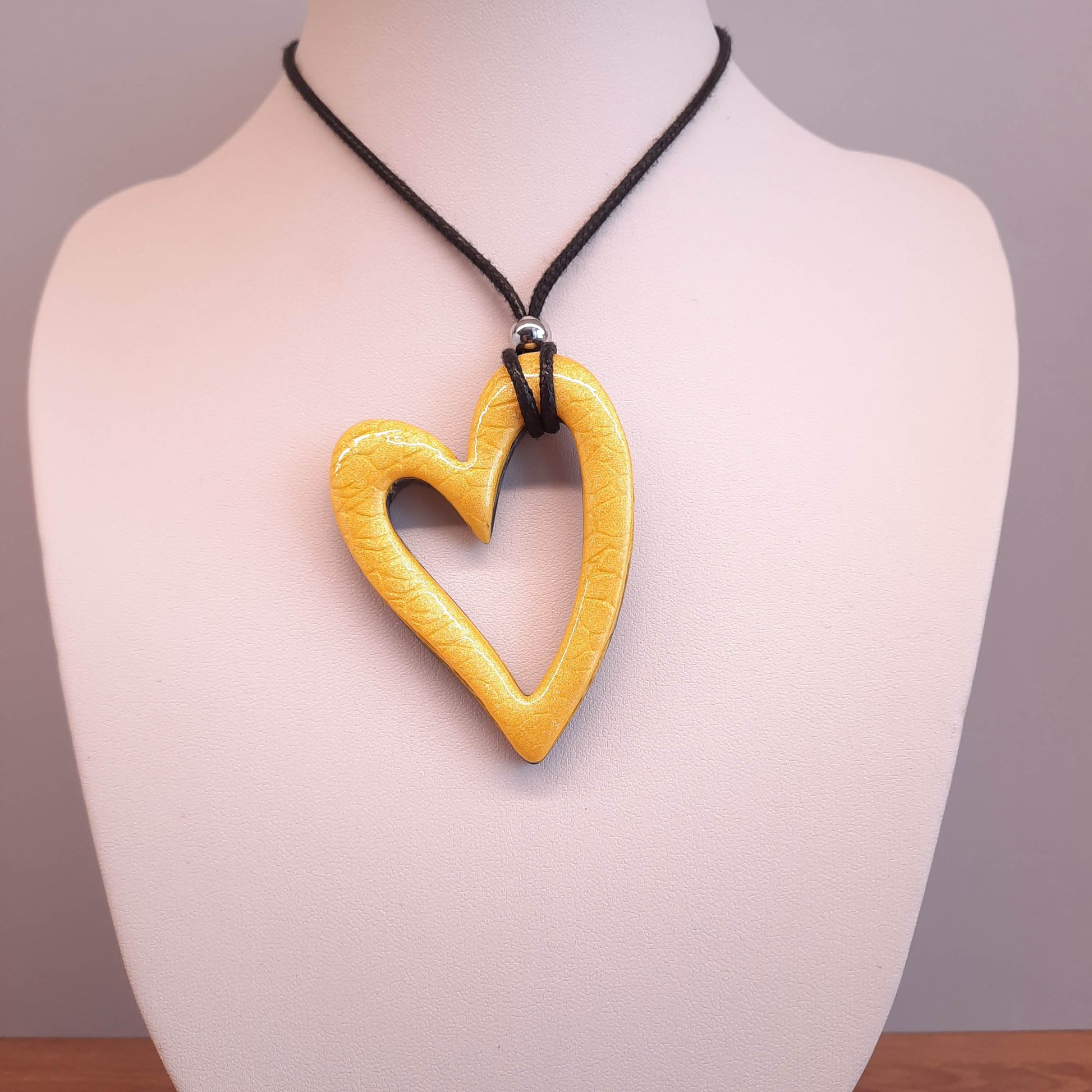 Colgante Corazón Hueco Grande Amarillo
