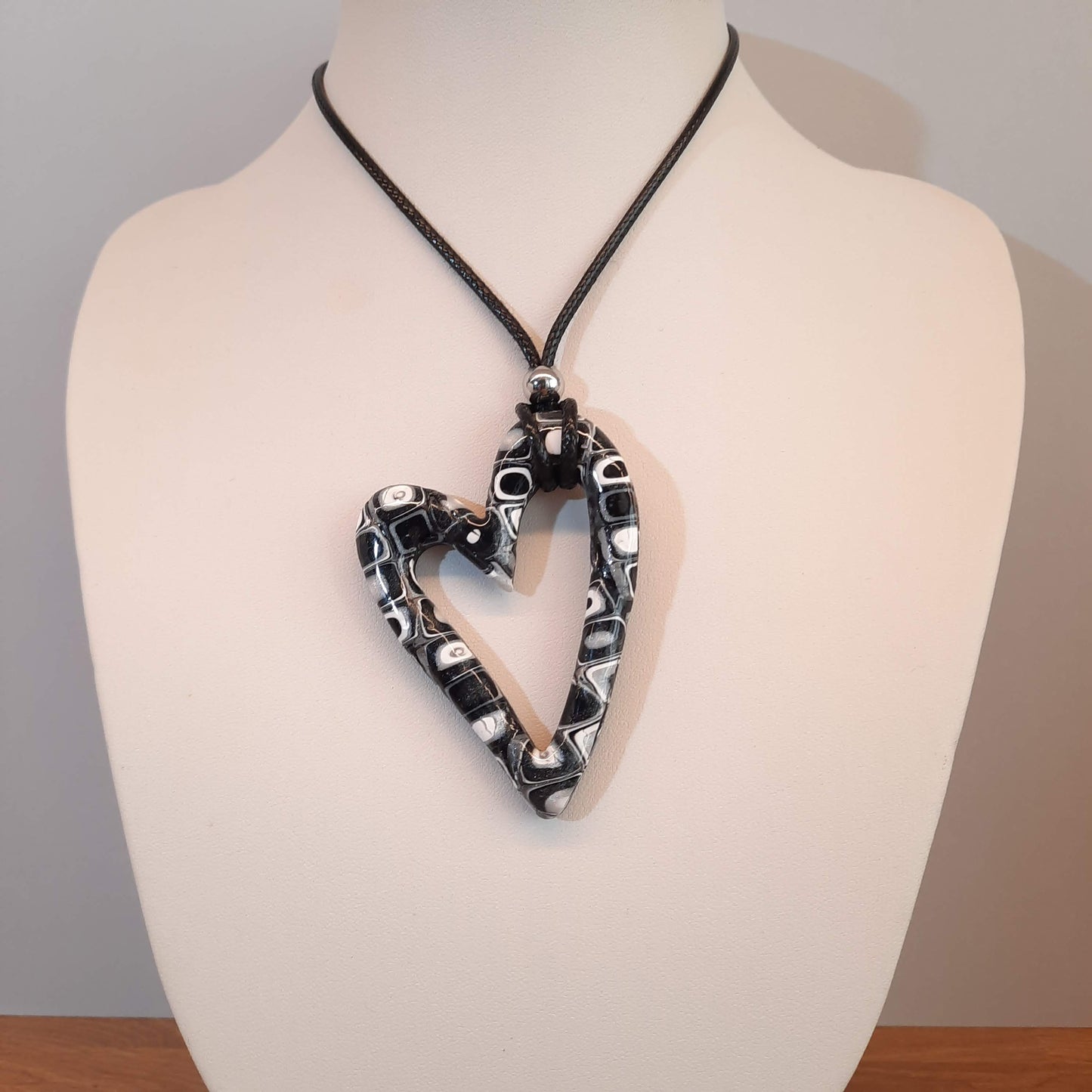 Colgante Corazón Hueco Grande Negro Blanco