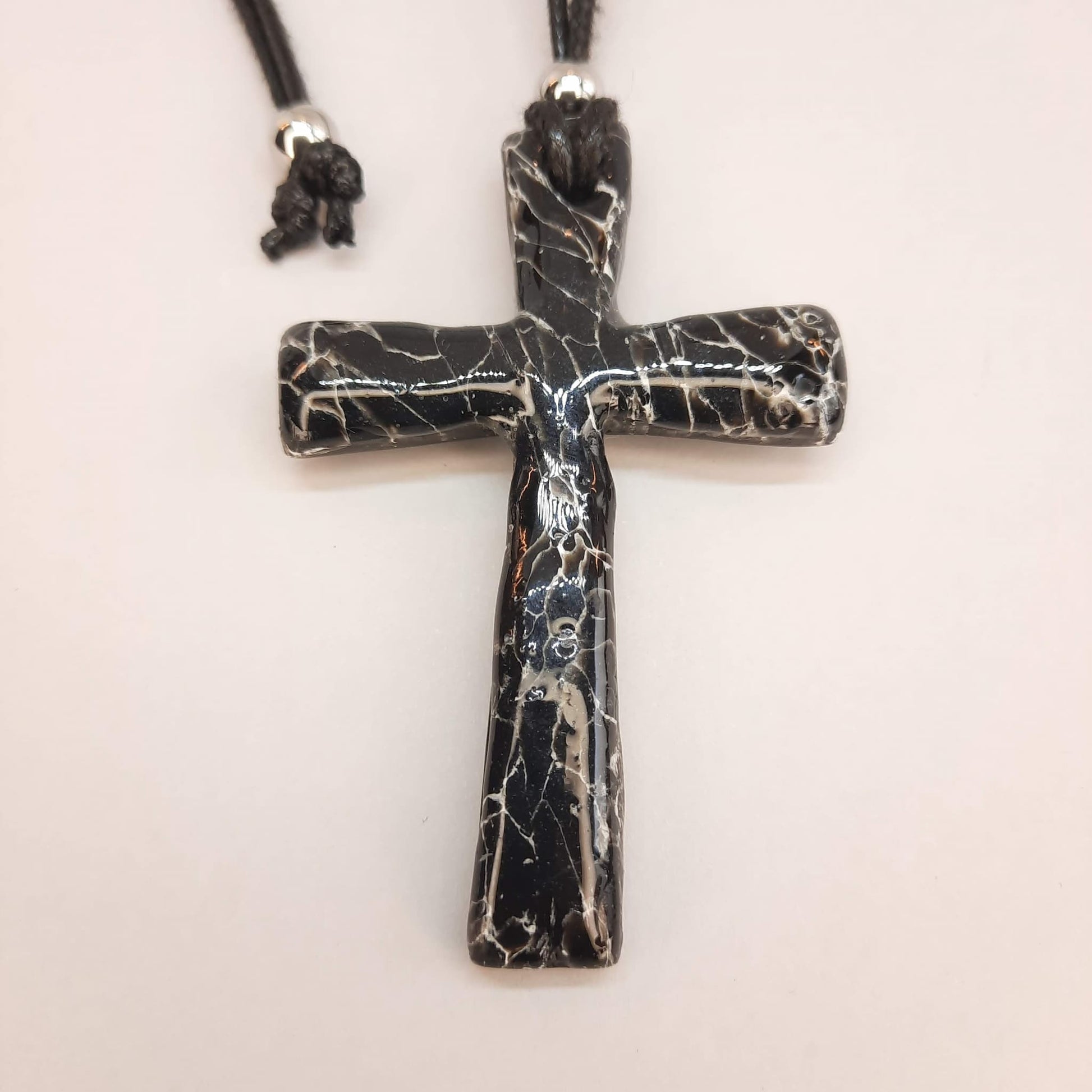 Colgante Cruz Negro Mármol