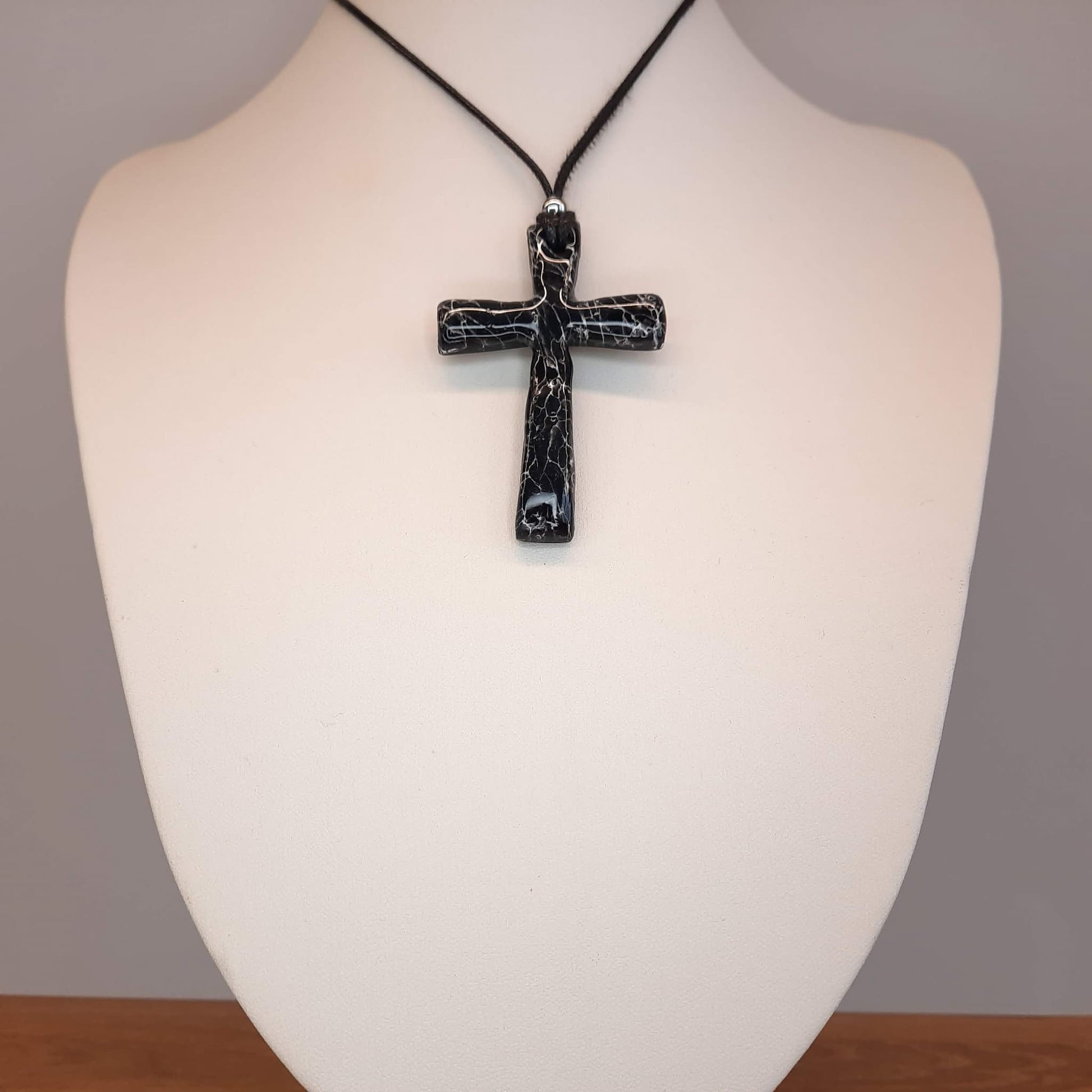 Colgante Cruz Negro Mármol
