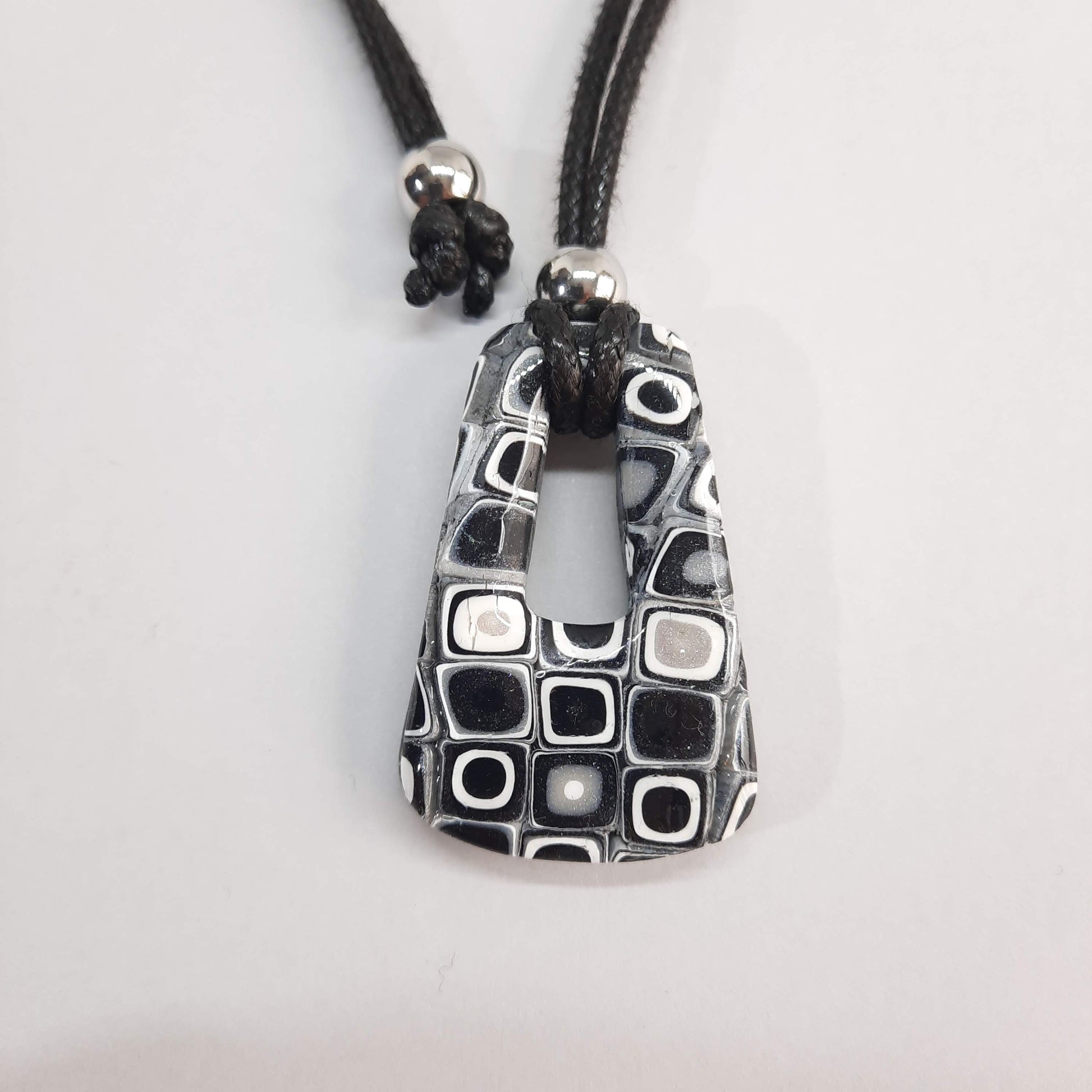 Colgante Trapecio Mediano Negro Blanco