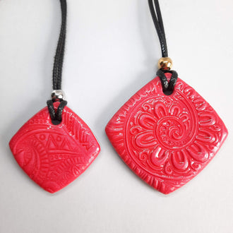 Colgantes Cuadrados Rojos