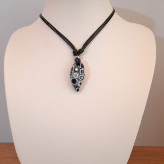 Gargantilla Con Colgante Barcelona Negro Blanco