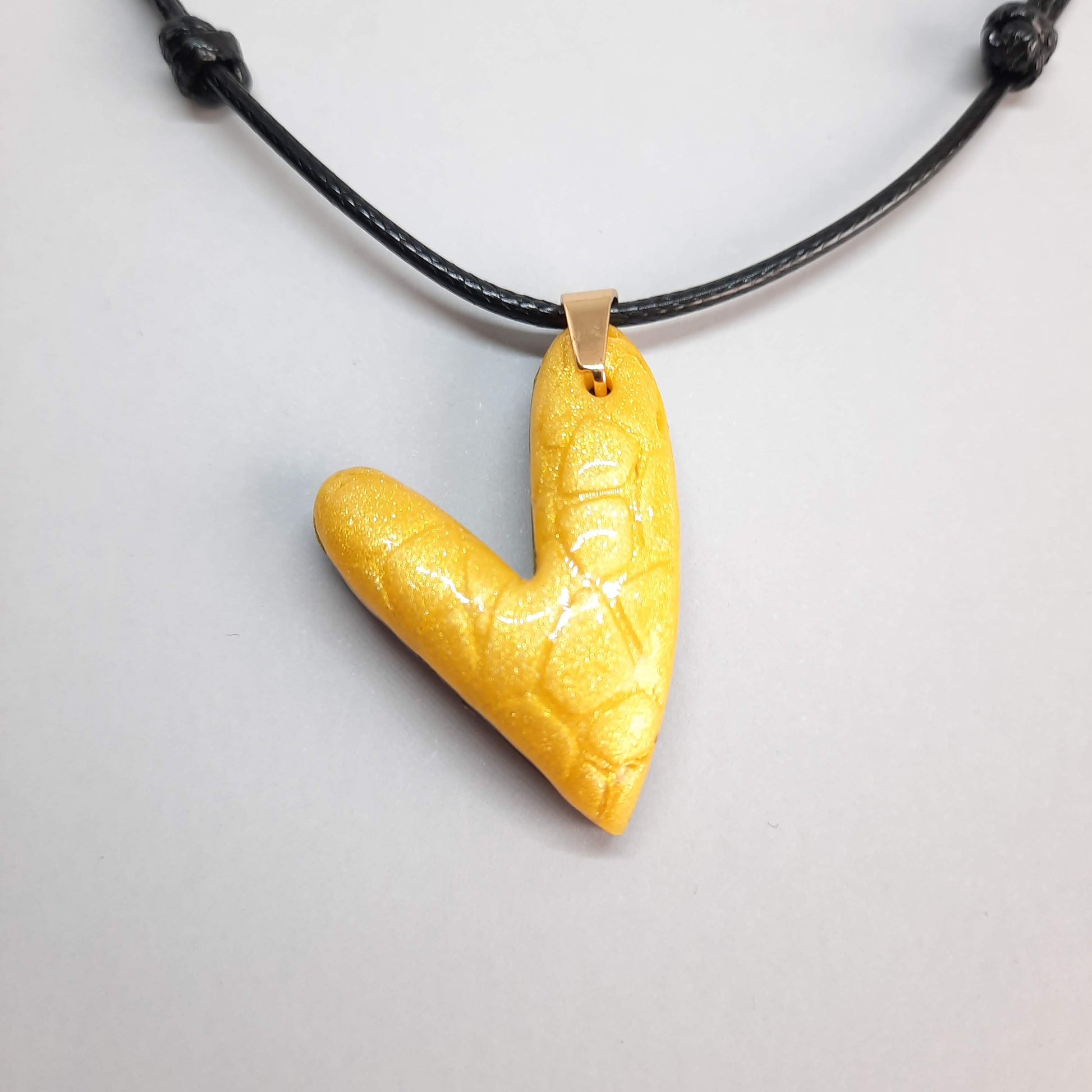 Gargantilla Con Colgante Corazón Delgado Amarillo
