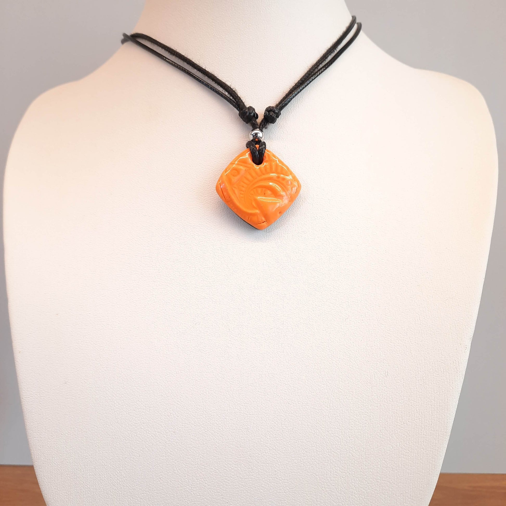 Gargantilla Con Colgante Cuadrado Naranja