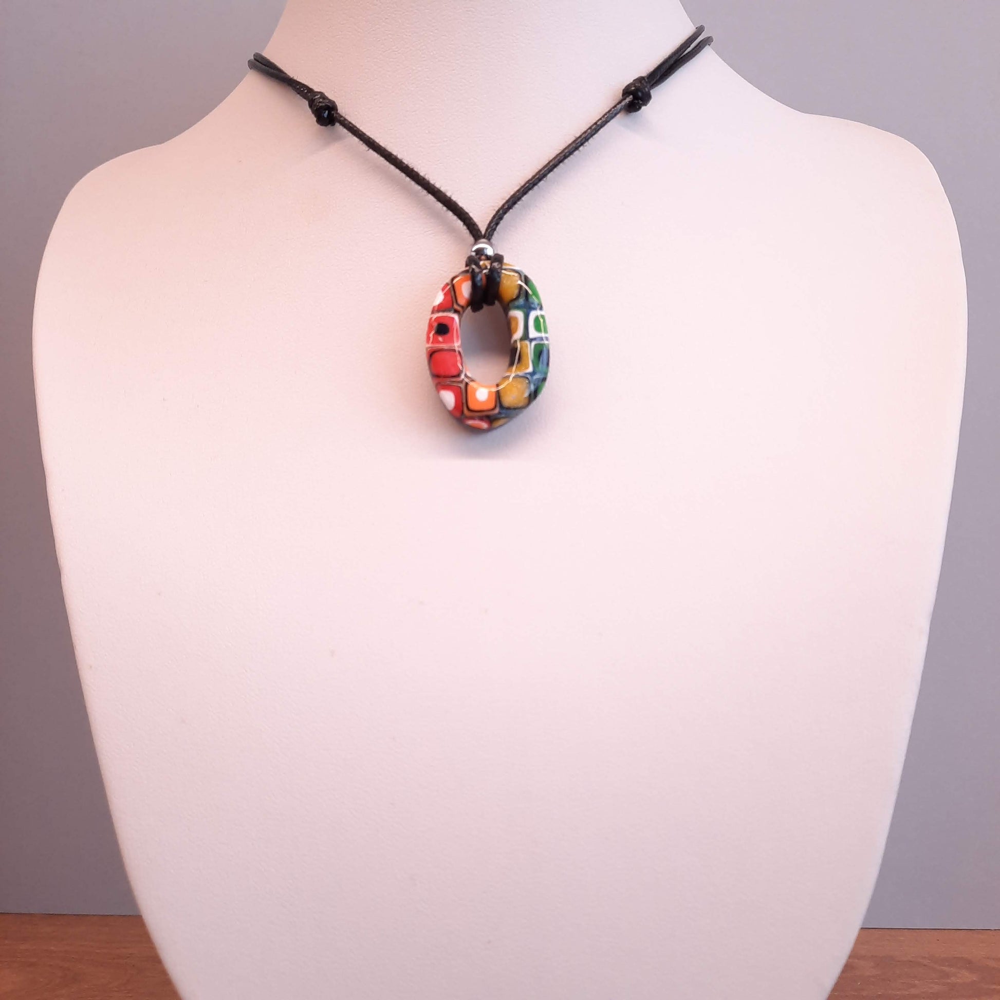 Gargantilla Con Colgante Ovalado Arcoíris