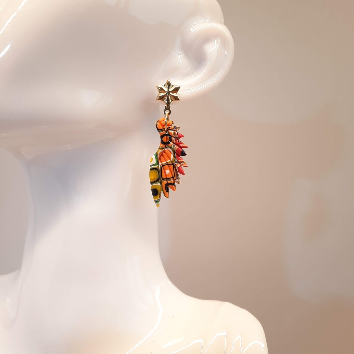 Pendientes Alas Arcoíris con Base Dorada