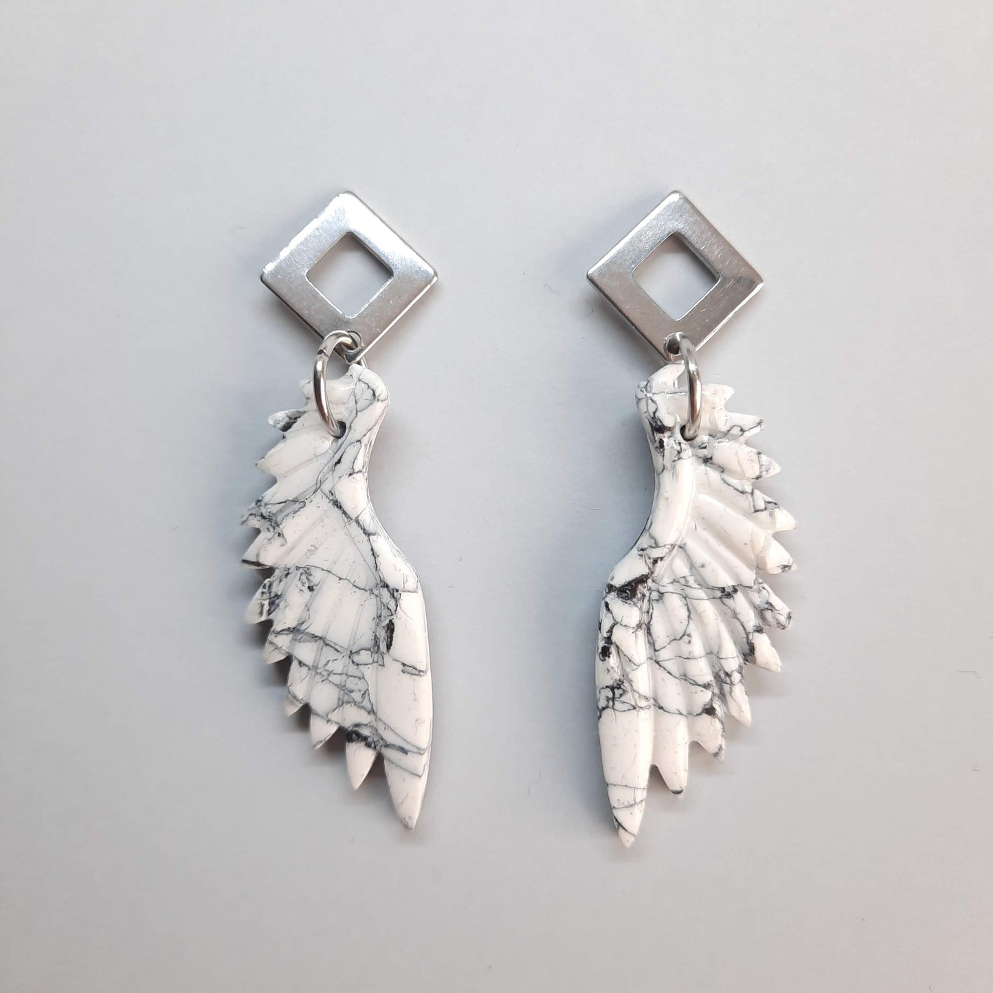 Pendientes Alas Blanco Mármol con Base Plateada