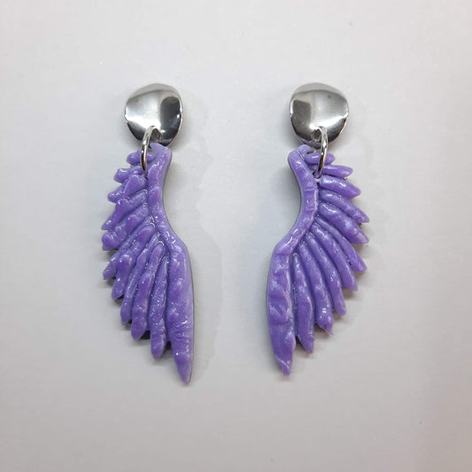 Pendientes Alas Lila con Base Plateada