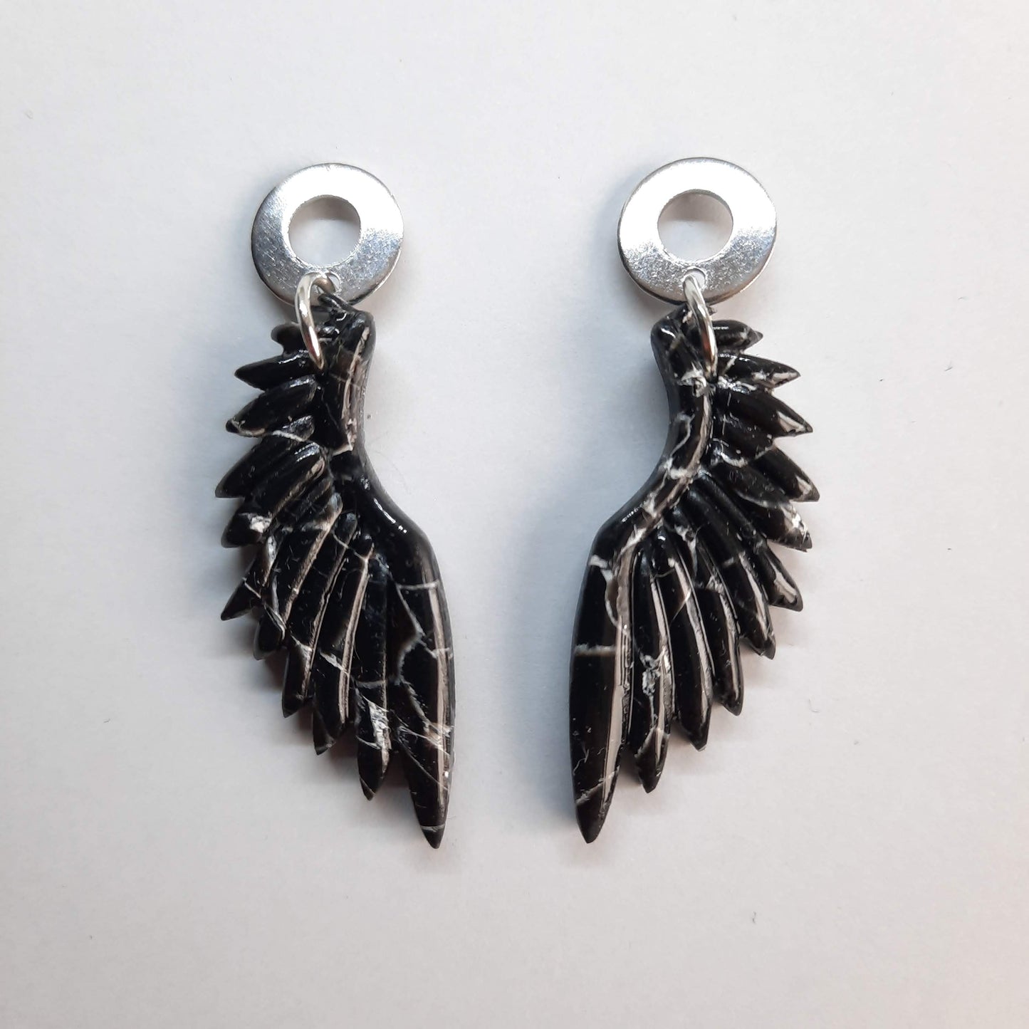 Pendientes Alas Negro Mármol con Base Plateada