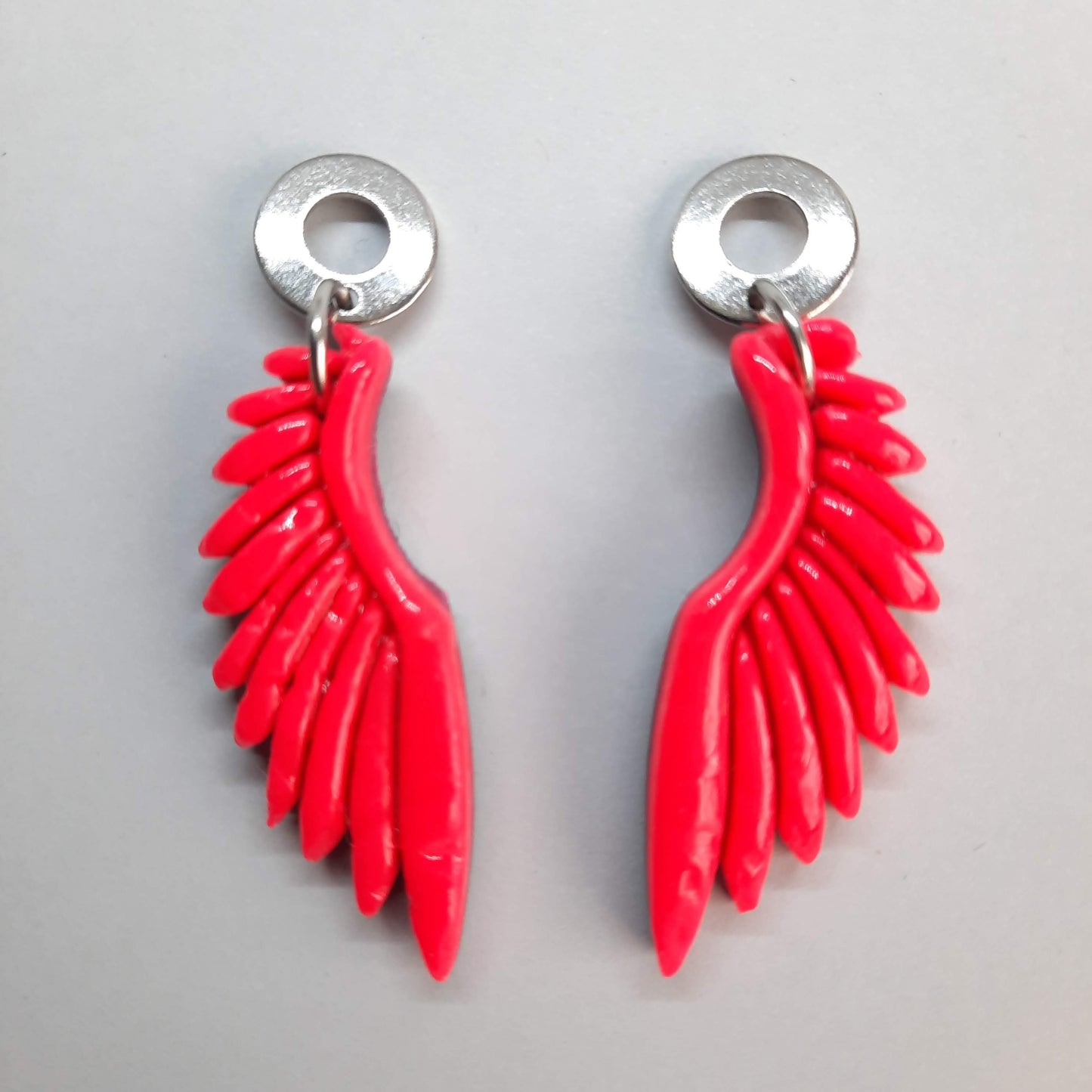 Pendientes Alas Rosa Neon con Base Plateada