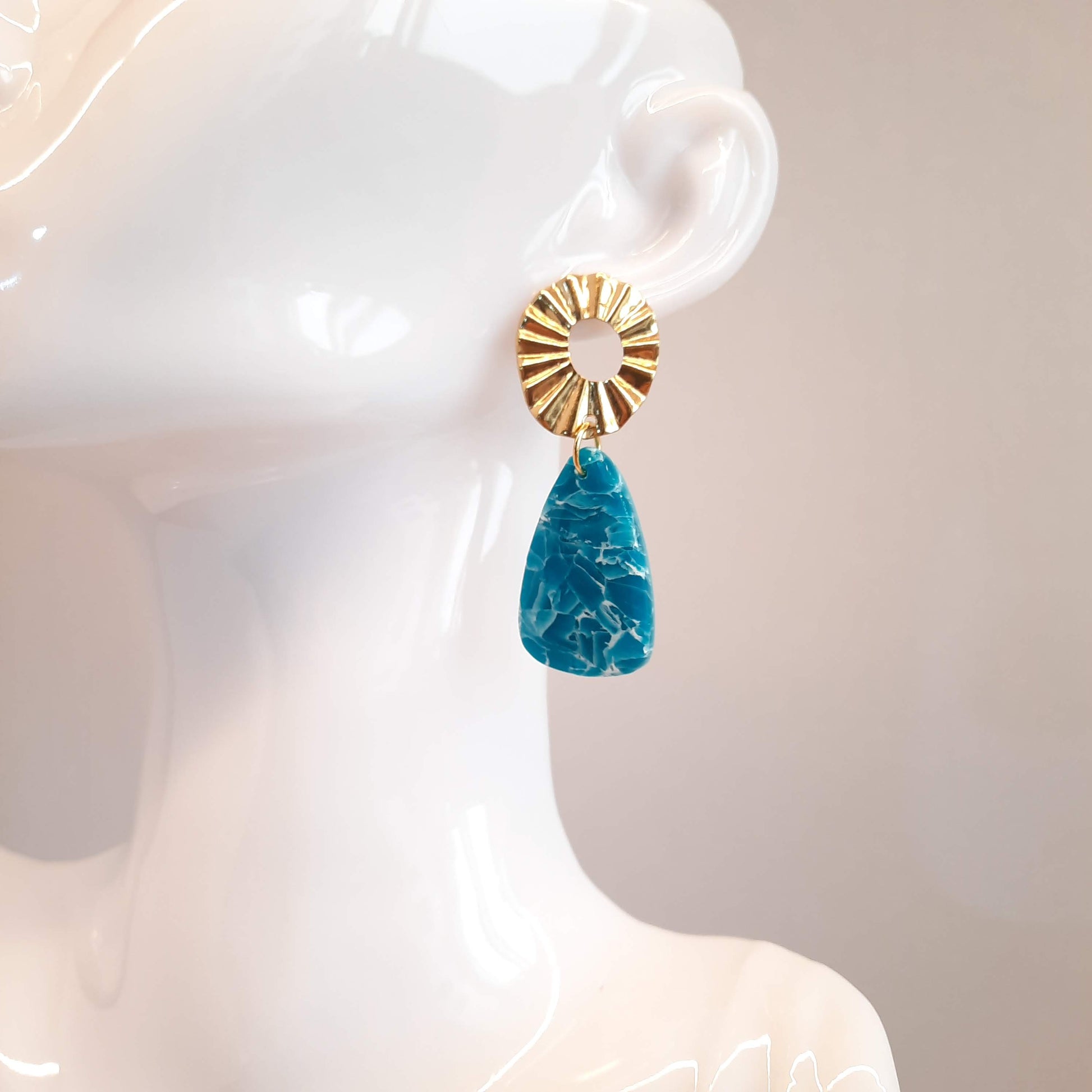 Pendientes Amor Aguamarina con Base Dorada