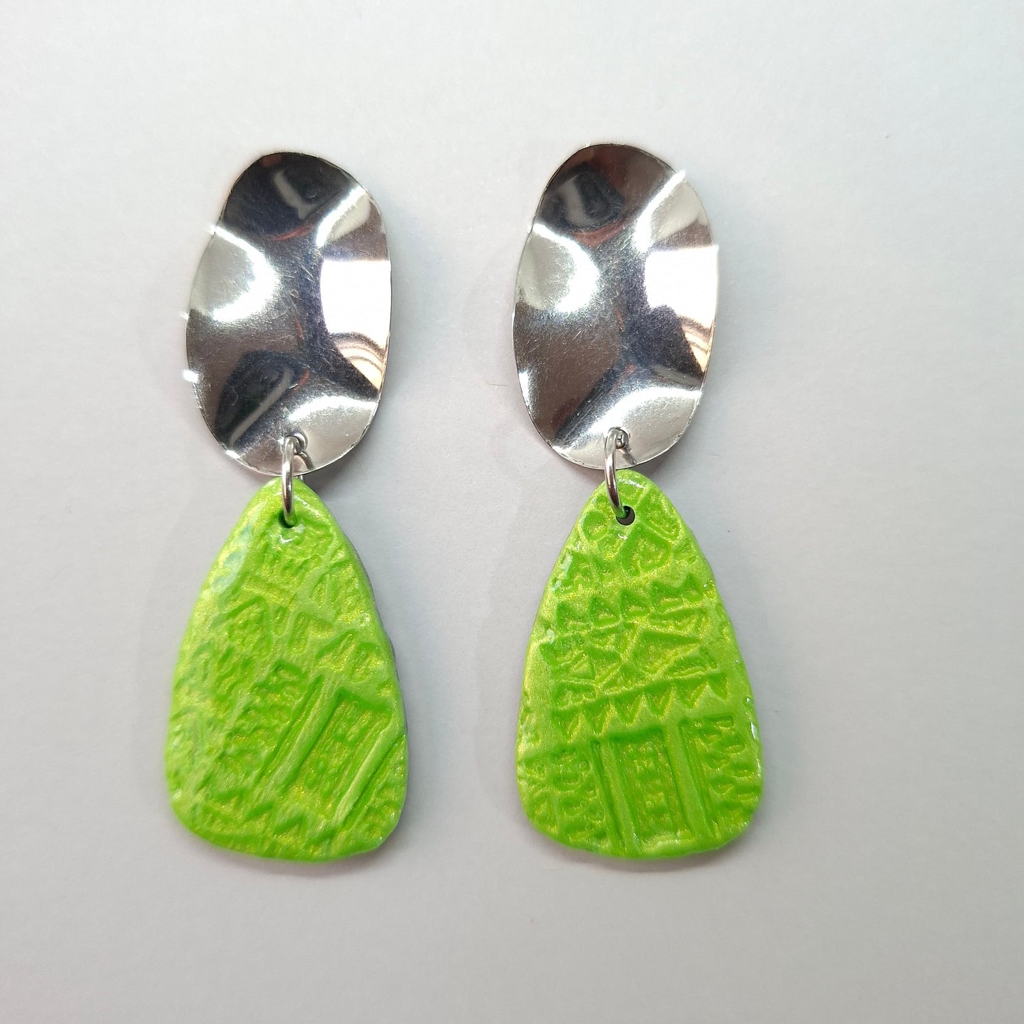 Pendientes Amor Verde Con Base Plateada