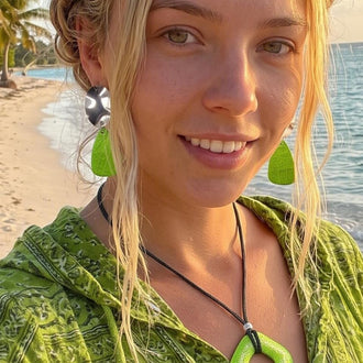 Pendientes Amor Verde Con Base Plateada