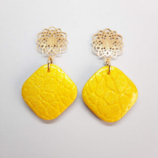 Pendientes Aura Grandes Amarillos con Base Dorada