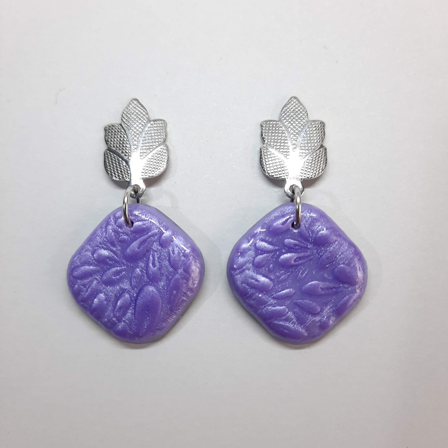 Pendientes Aura Lila con Base Plateada