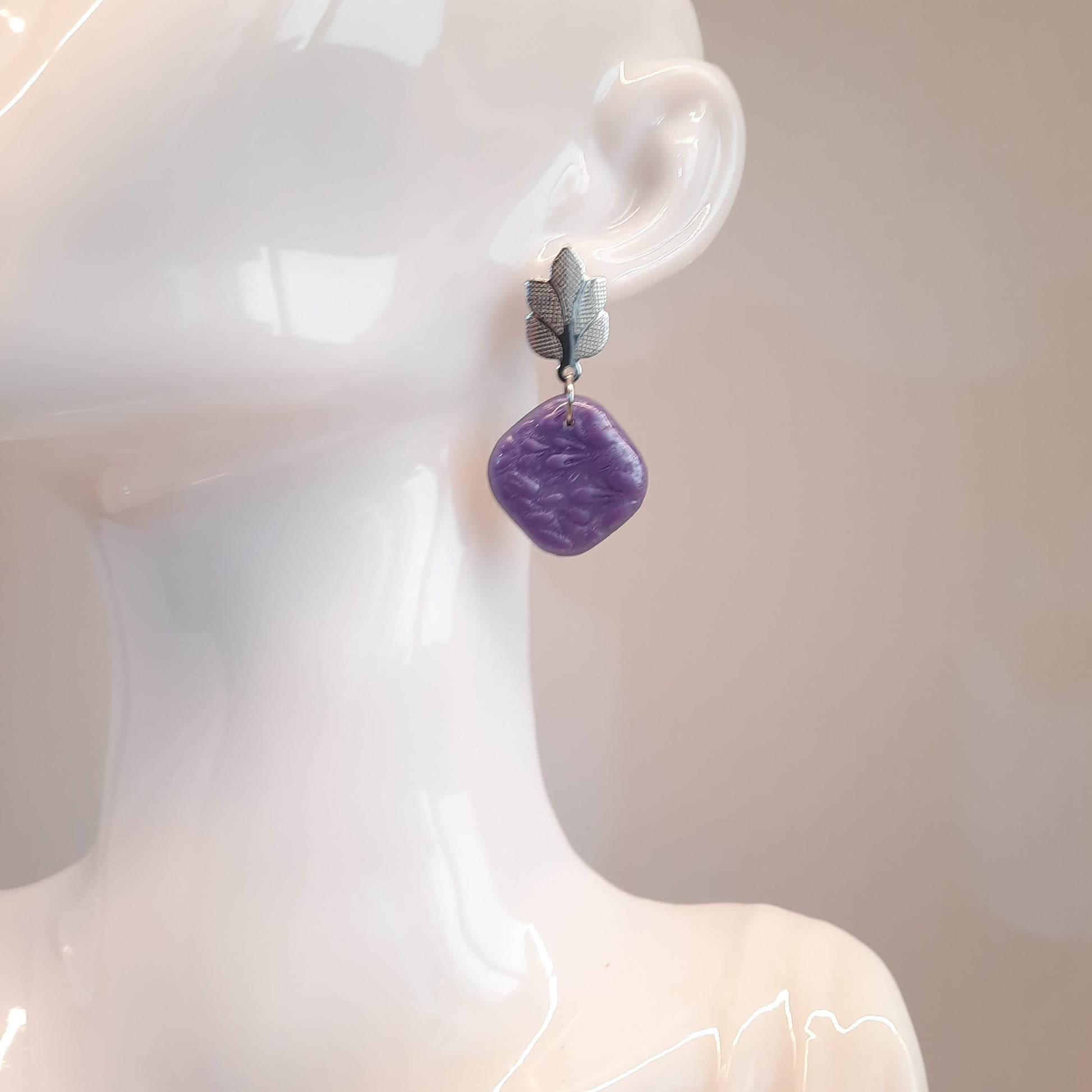 Pendientes Aura Lila con Base Plateada