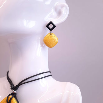 Pendientes Aura Medianos Amarillos con Base Negra