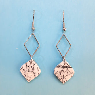 Pendientes India Pequeños Blanco Mármol con Ganchos Plateado