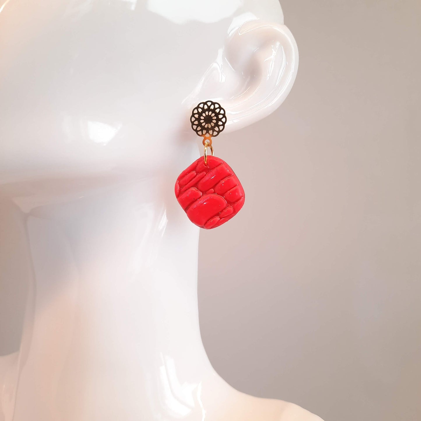 Pendientes Aura Rosa Neón Con Base Dorada