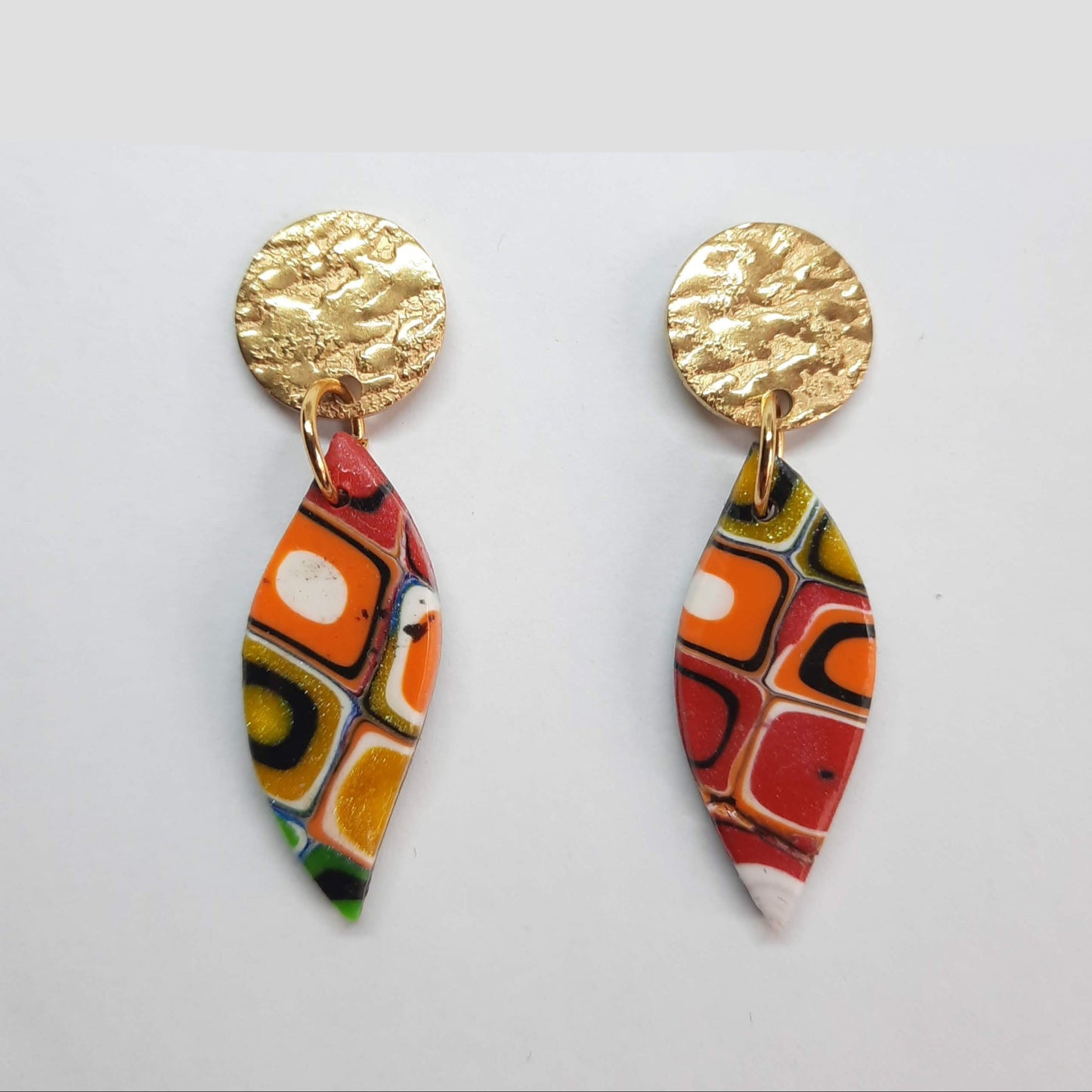 Pendientes Barcelona Pequeños Arcoíris con Base Dorada