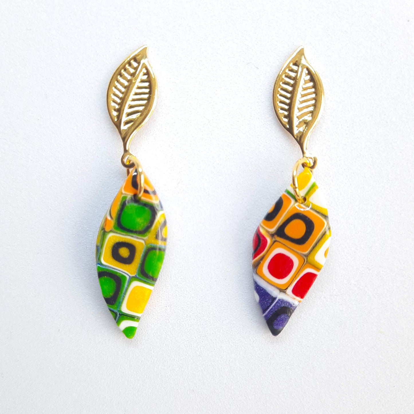 Pendientes Barcelona Pequeños Arcoíris Con Base Dorada