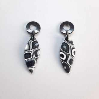 Pendientes Barcelona Pequeños Negro Blanco con Base Negra