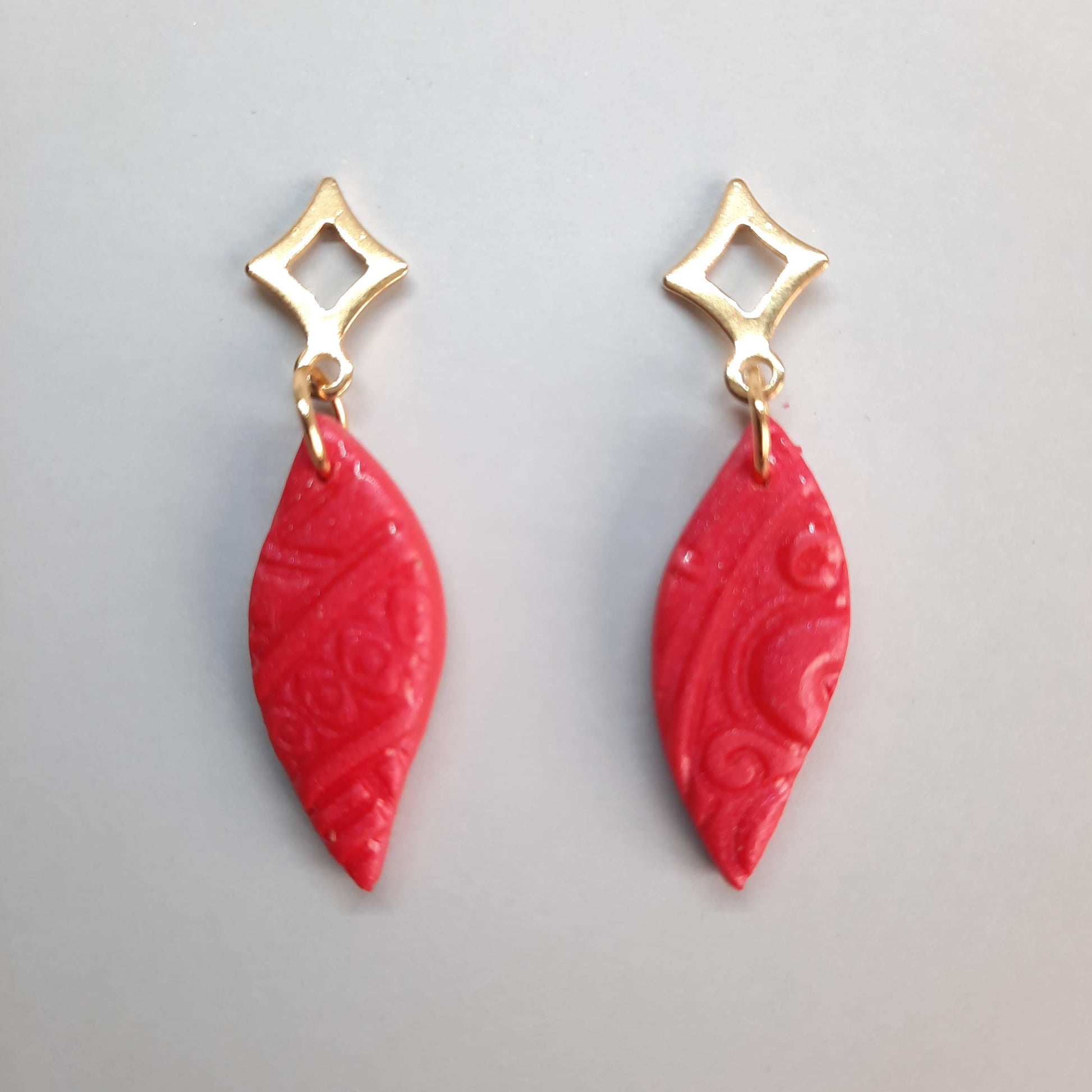 Pendientes Barcelona Rojos con Base Dorada