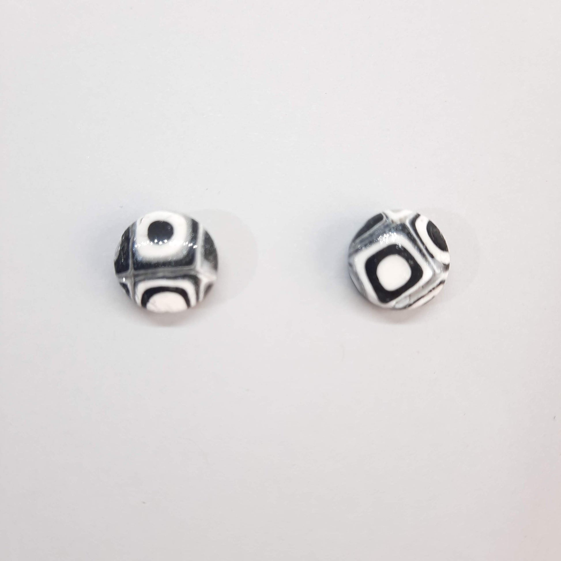 Pendientes Botón Redondos Medianos Negro Blanco