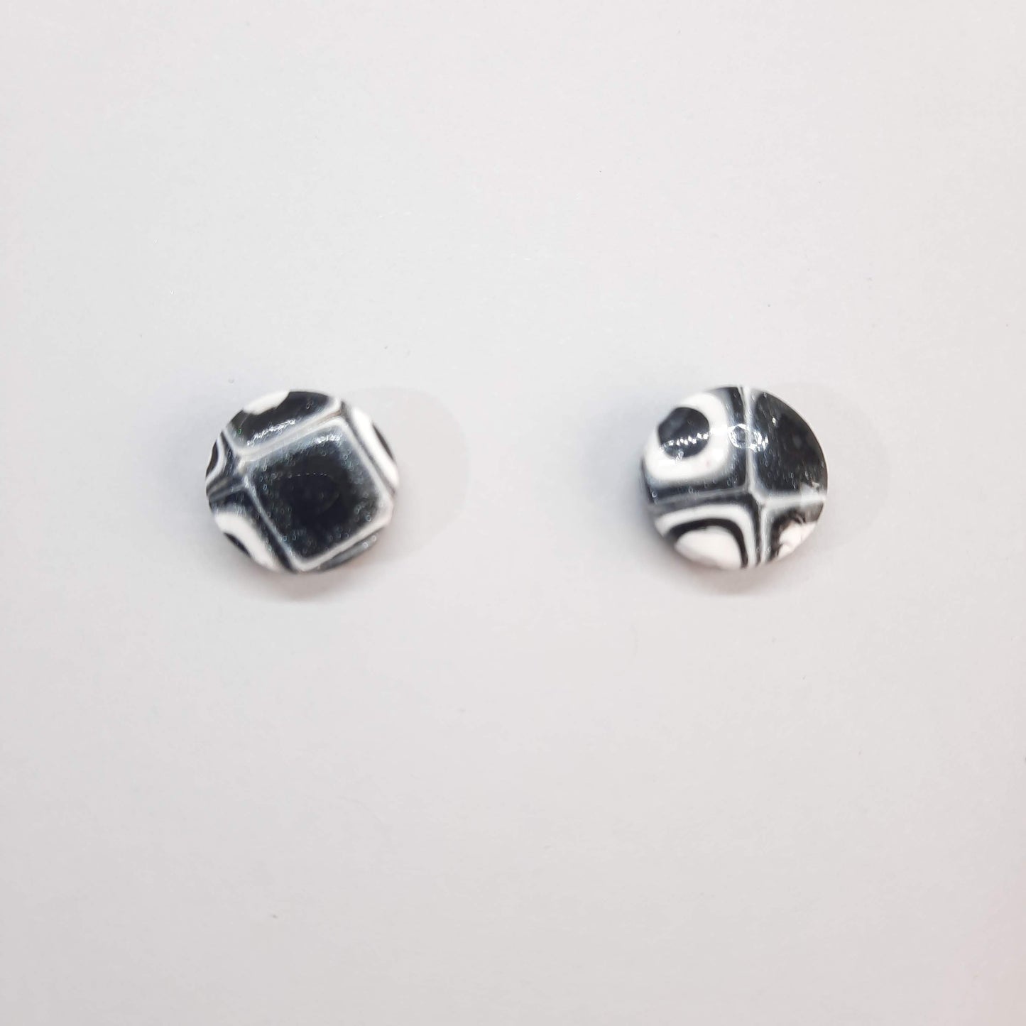 Pendientes Botón Redondos Medianos Negro Blanco