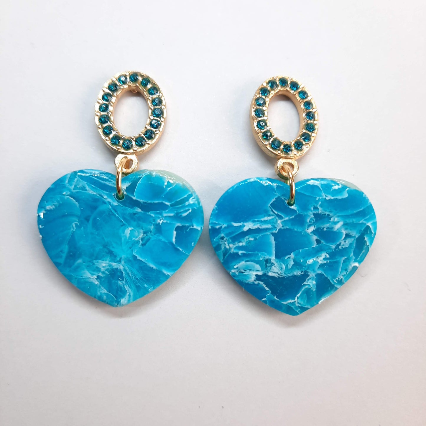 Pendientes Corazón Ancho Medianos Aguamarina Con Base Dorada y Strass