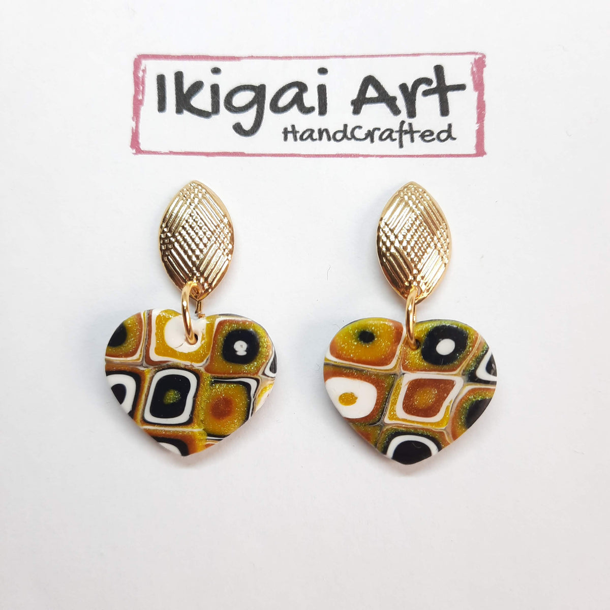 Pendientes Corazón Ancho Medianos Amarillo Antiguo con Base Dorada