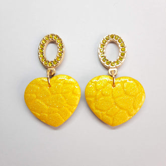 Pendientes Corazón Ancho Medianos Amarillos con Base Dorada y Strass