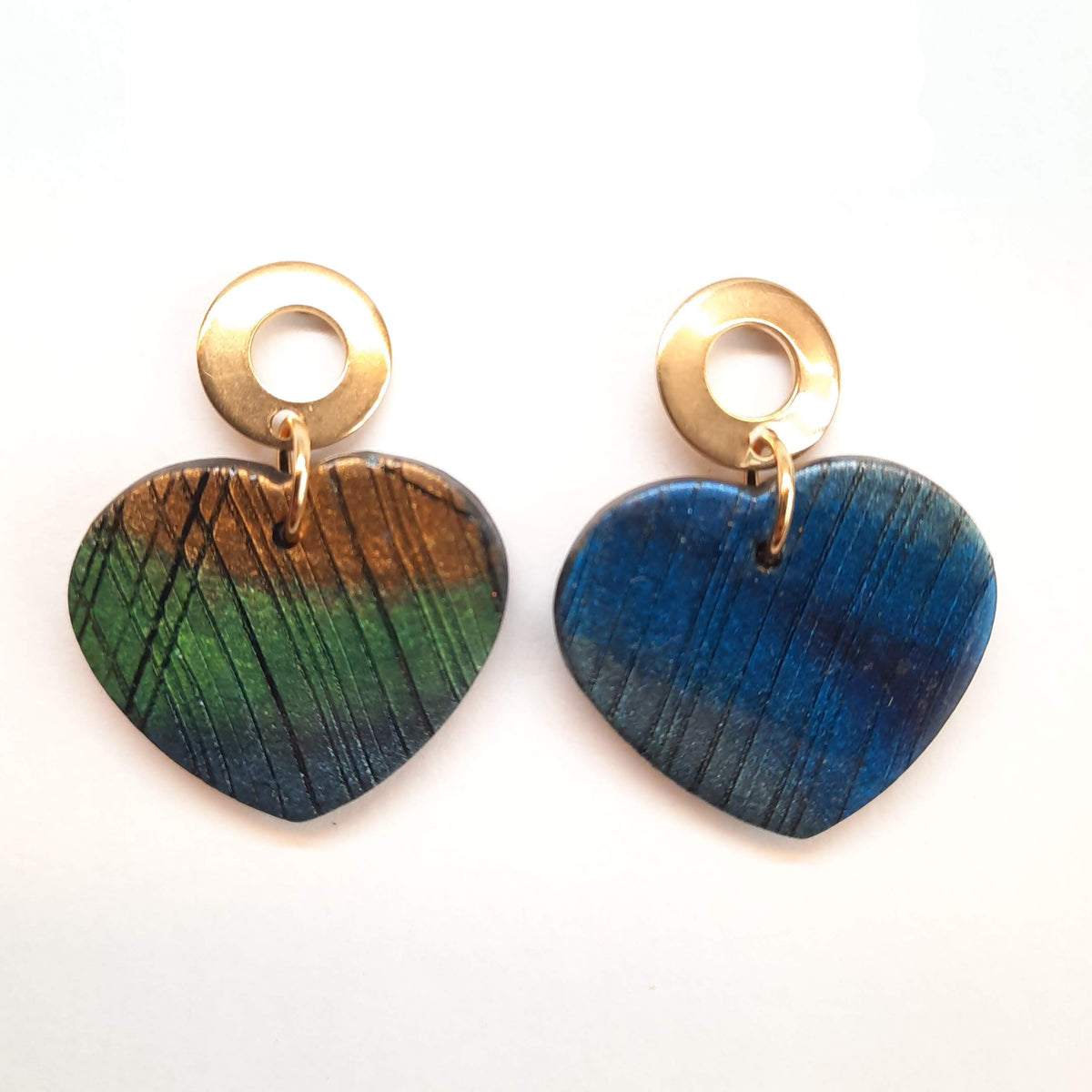 Pendientes Corazón Ancho Medianos Labradorita Azul con Base Dorada