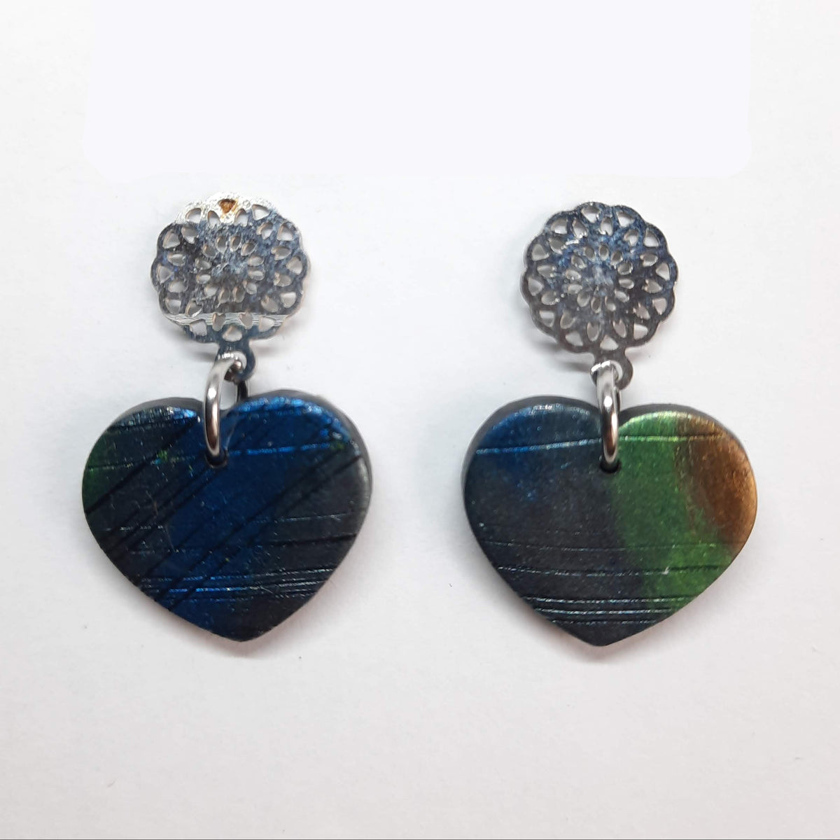 Pendientes Corazón Ancho Medianos Labradorita Azul con Base Plateada