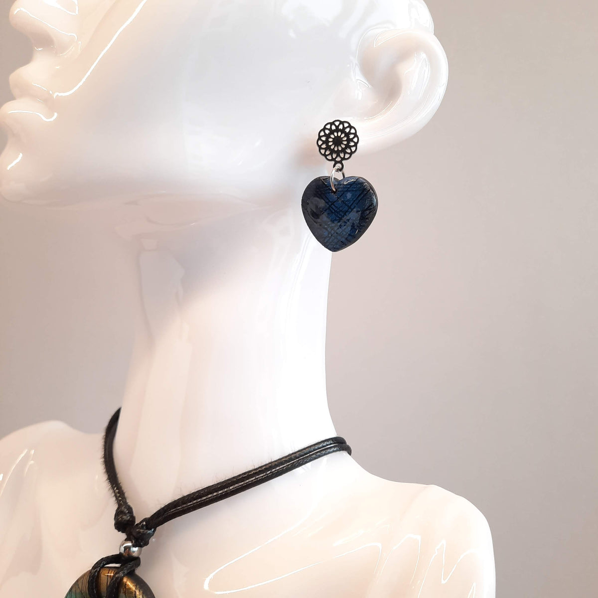 Pendientes Corazón Ancho Medianos Labradorita Azul con Base Plateada