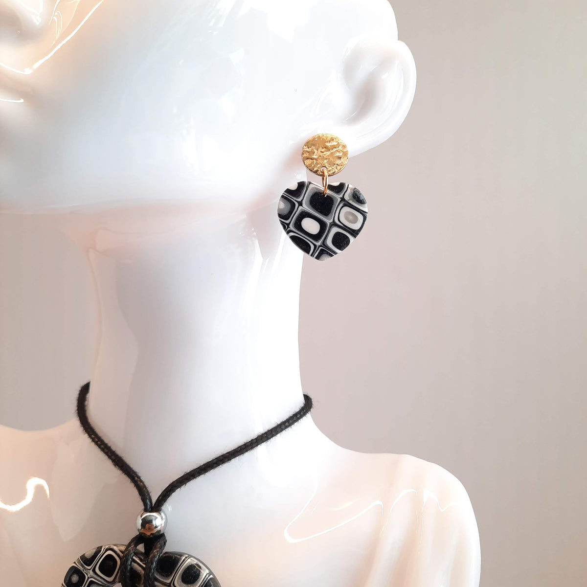 Pendientes Corazón Ancho Medianos Negro Mosaico con Base Dorada