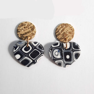 Pendientes Corazón Ancho Negro Blanco con Base Dorada