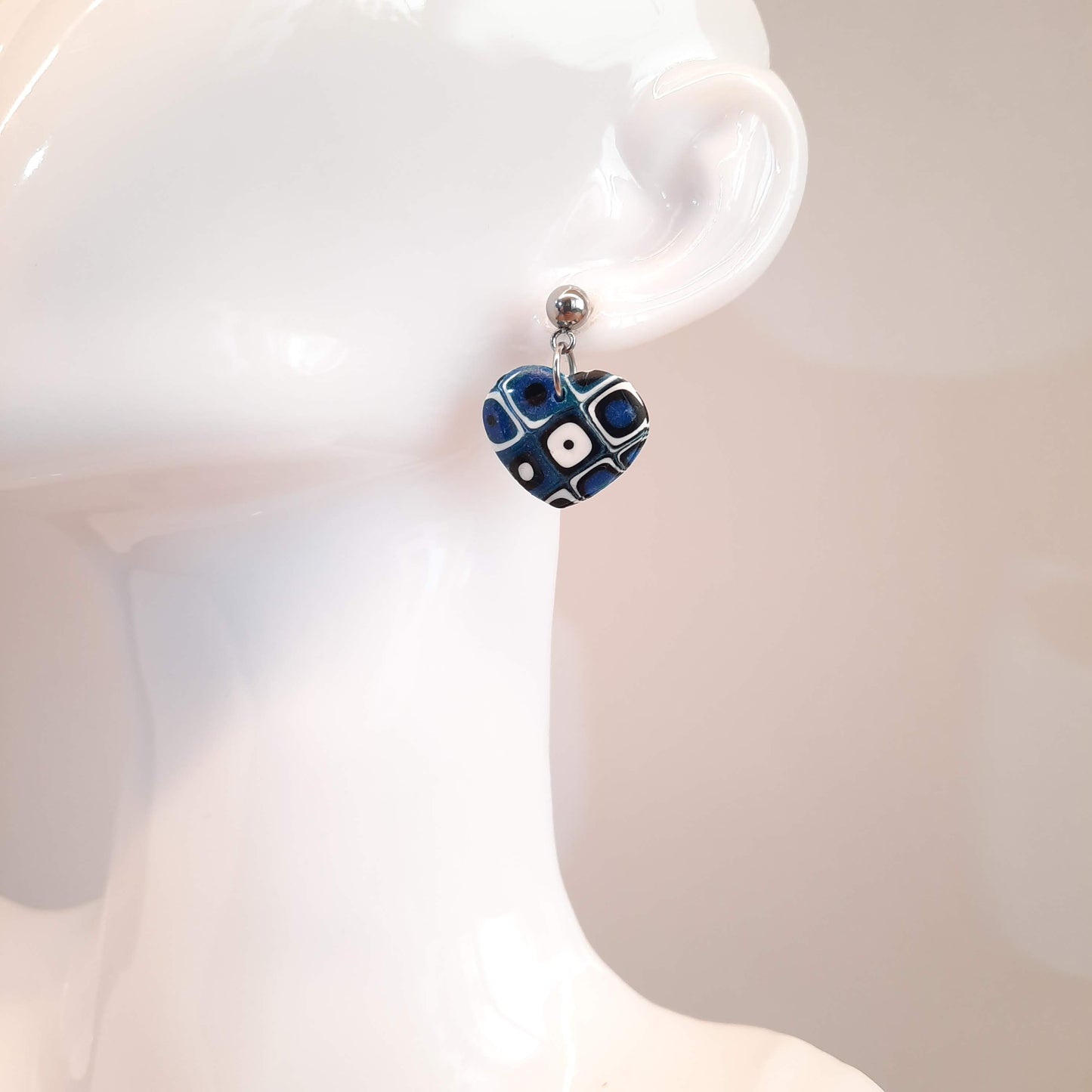 Pendientes Corazón Ancho Pequeños Pasión Azul Con Base Plateada