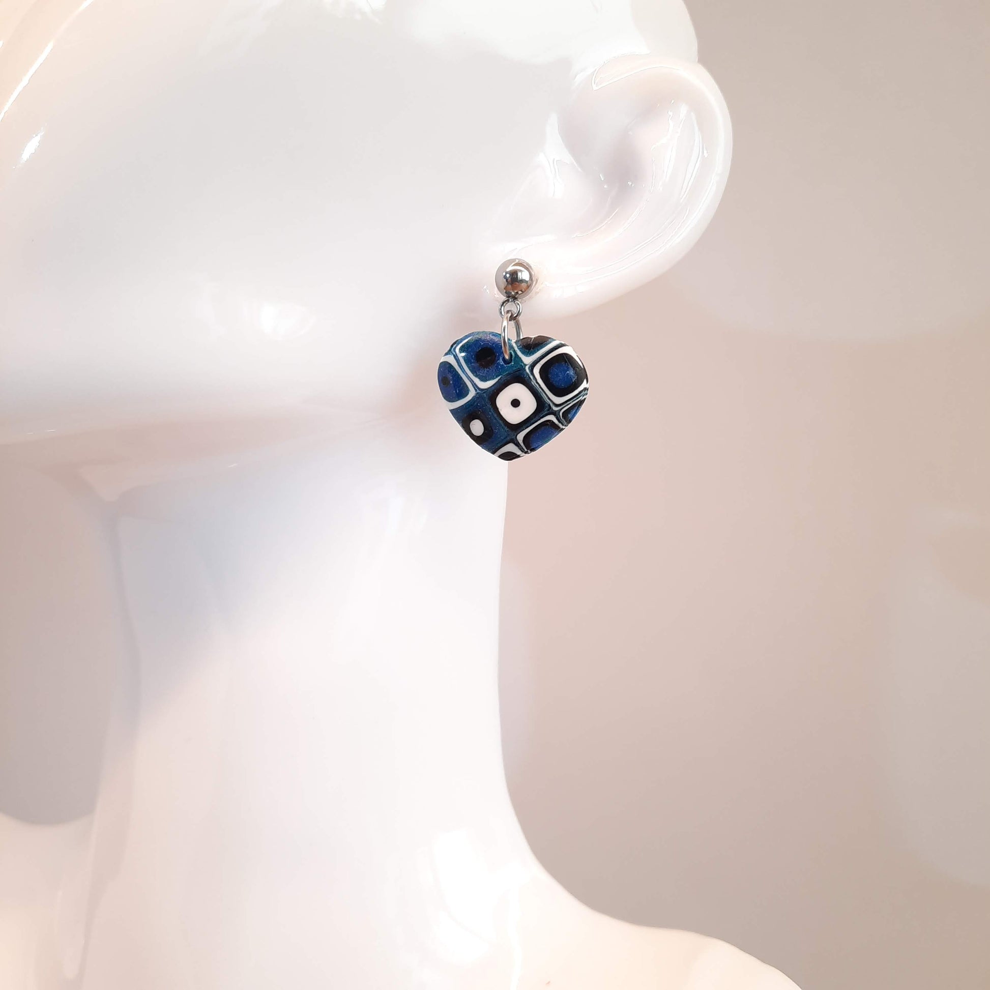 Pendientes Corazón Ancho Pequeños Pasión Azul Con Base Plateada