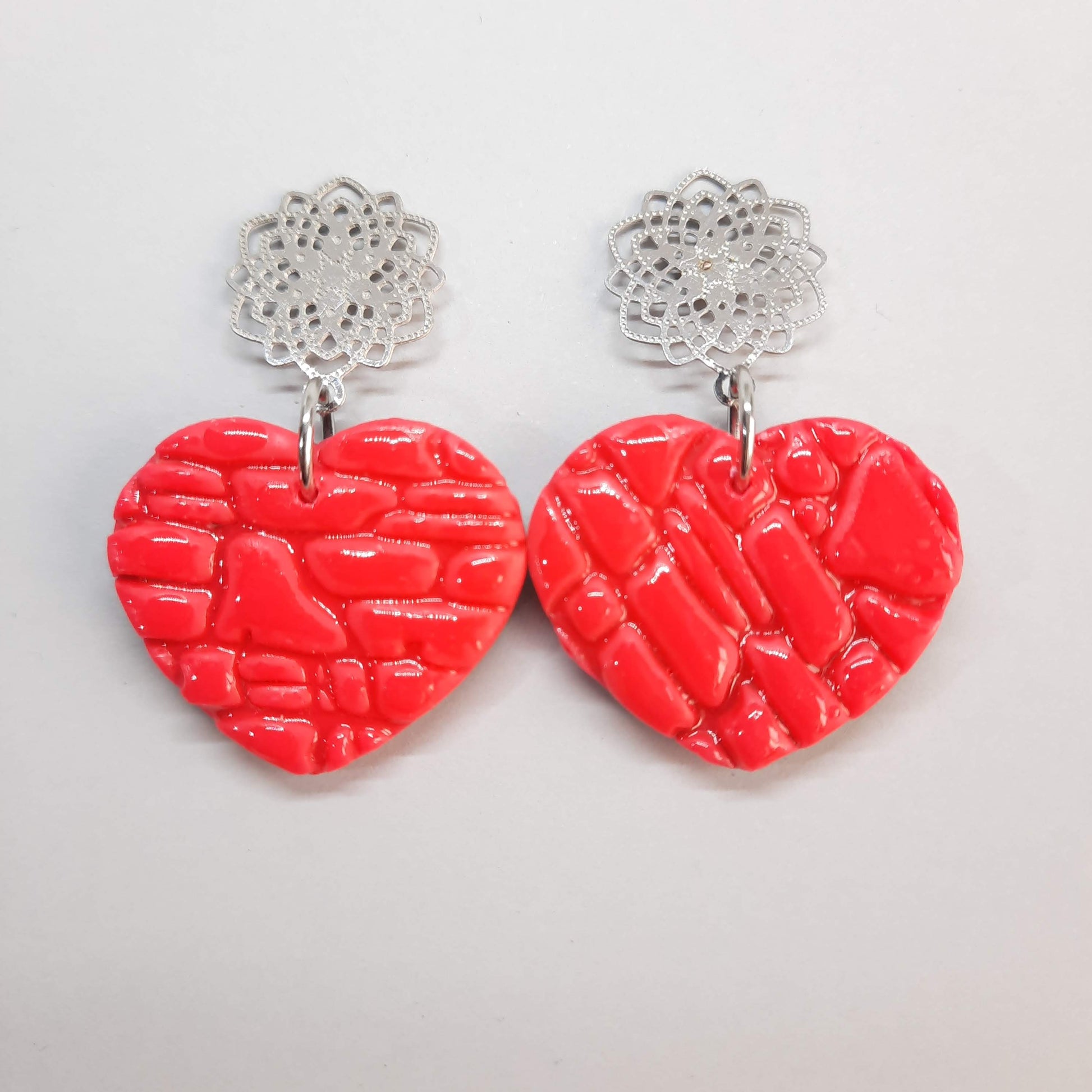 Pendientes Corazón Ancho Rosa Neón Con Base Plateada
