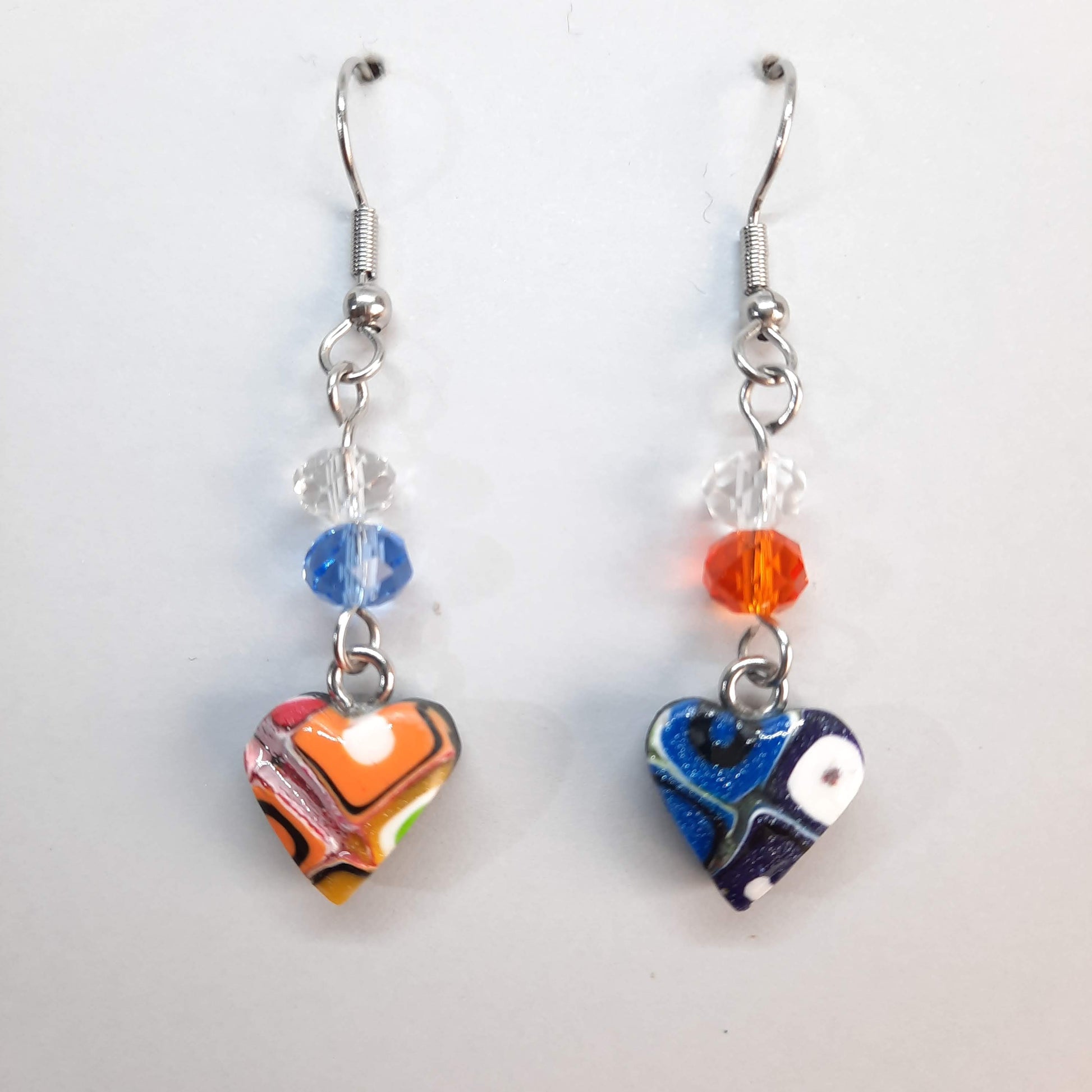 Pendientes Corazón Clásico Arcoíris Con Ganchos Y Bolitas De Cristal