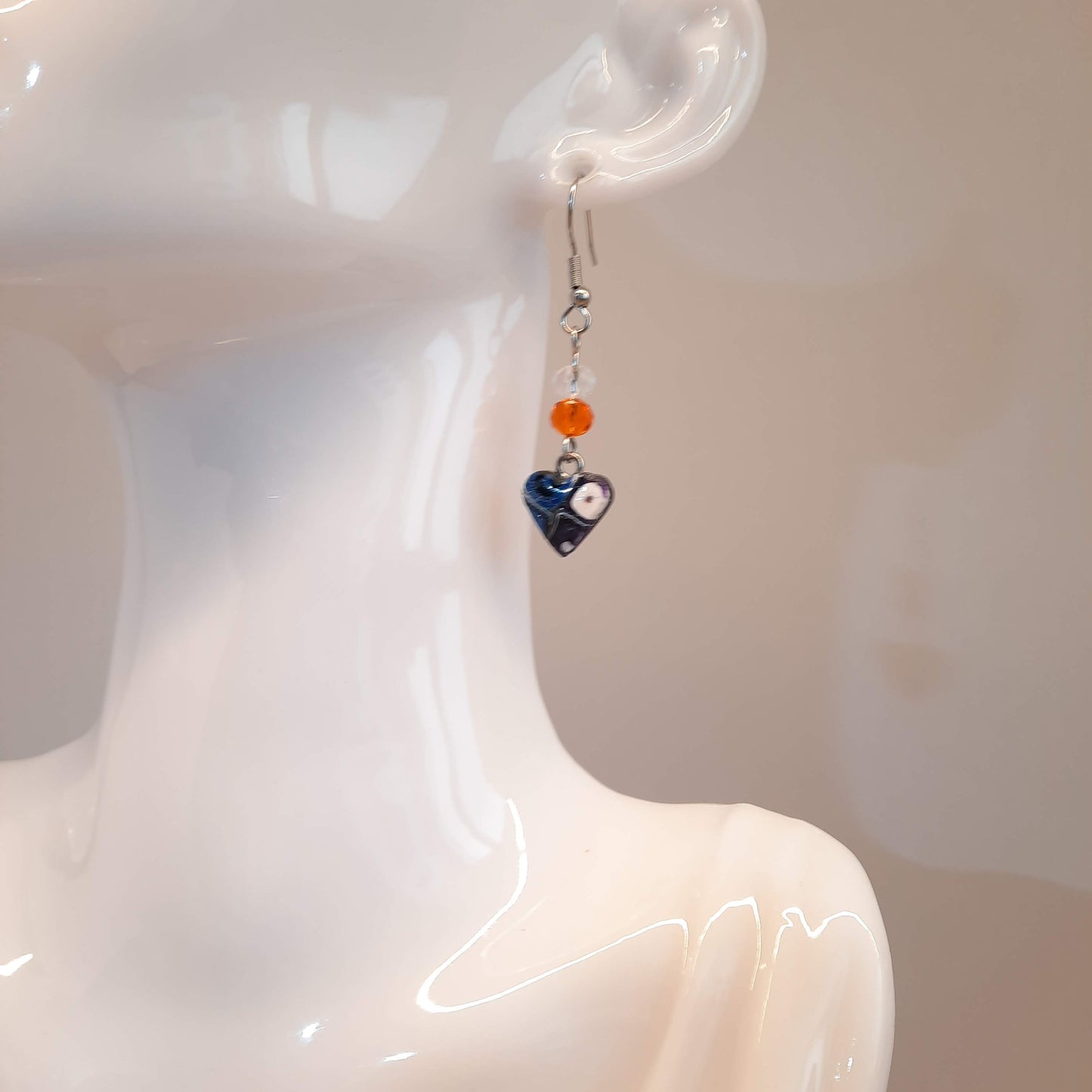 Pendientes Corazón Clásico Arcoíris Con Ganchos Y Bolitas De Cristal