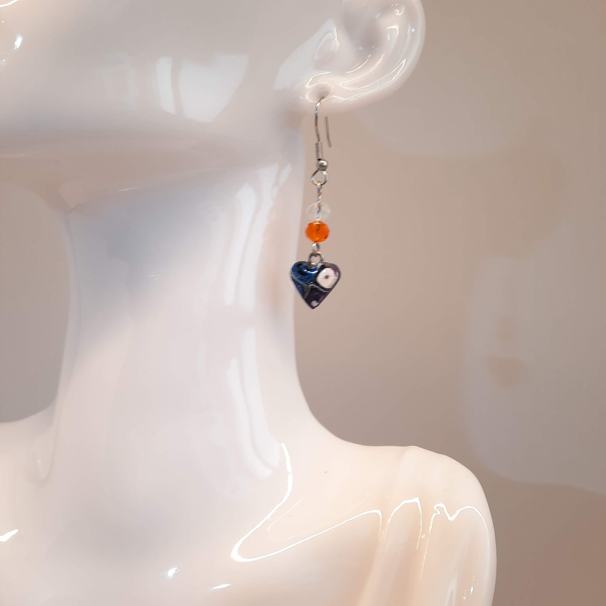 Pendientes Corazón Clásico Arcoíris Con Ganchos Y Bolitas De Cristal