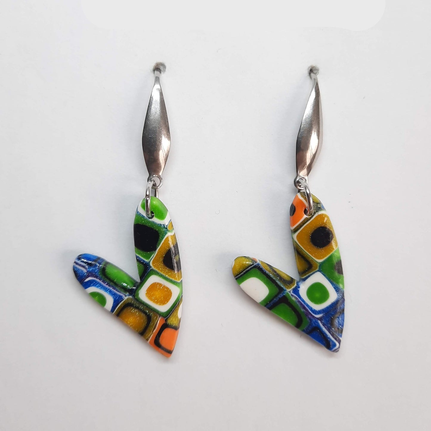 Pendientes Corazón Delgado Arcoíris con Base Acero